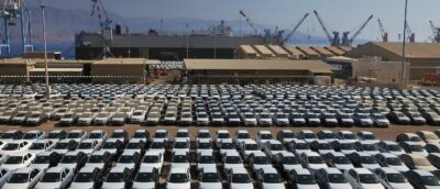 Lagerplatz für Autos am Hafen