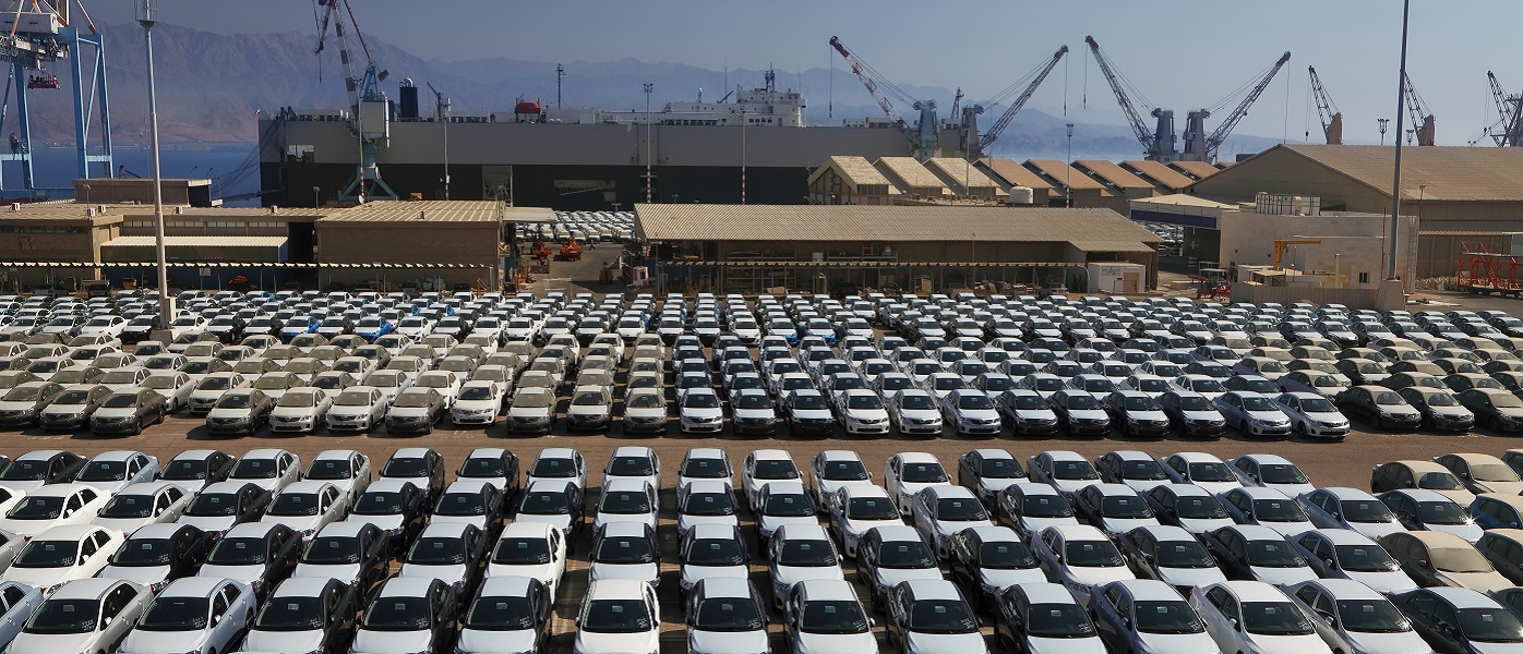Lagerplatz für Autos am Hafen