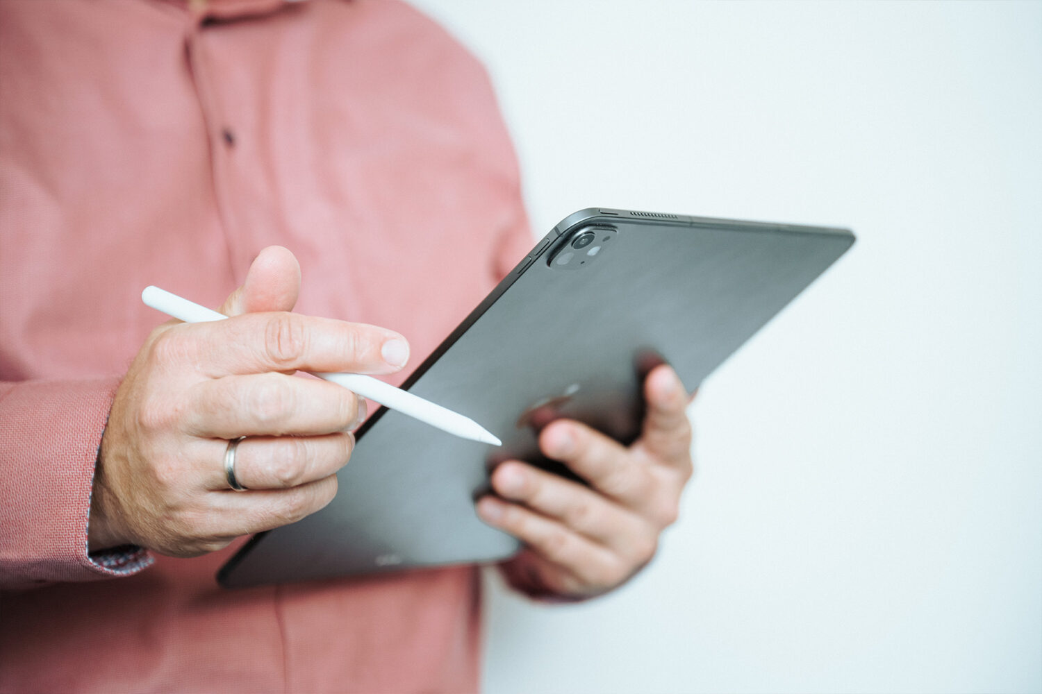 Jurist im Bereich der Transportversicherung mit einem iPad