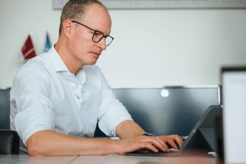 Mitarbeiter der KA arbeitet am Laptop