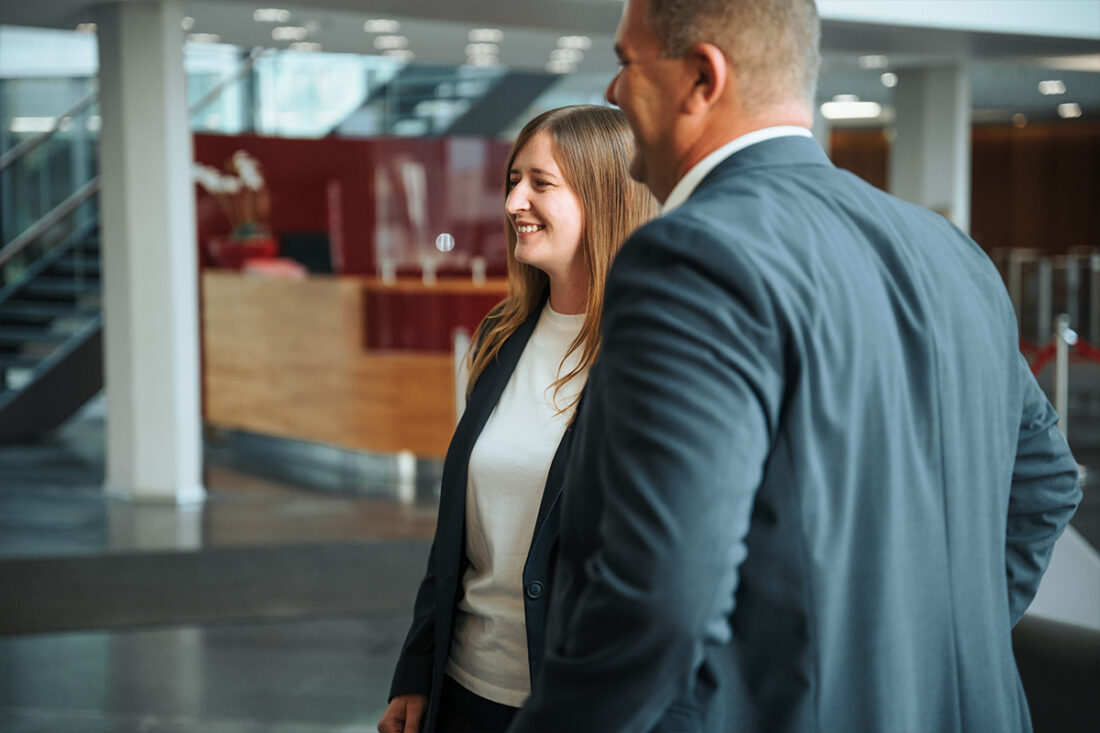 Gruppen-Unfallversicherung Expertin Sabrina Febert im gespräch