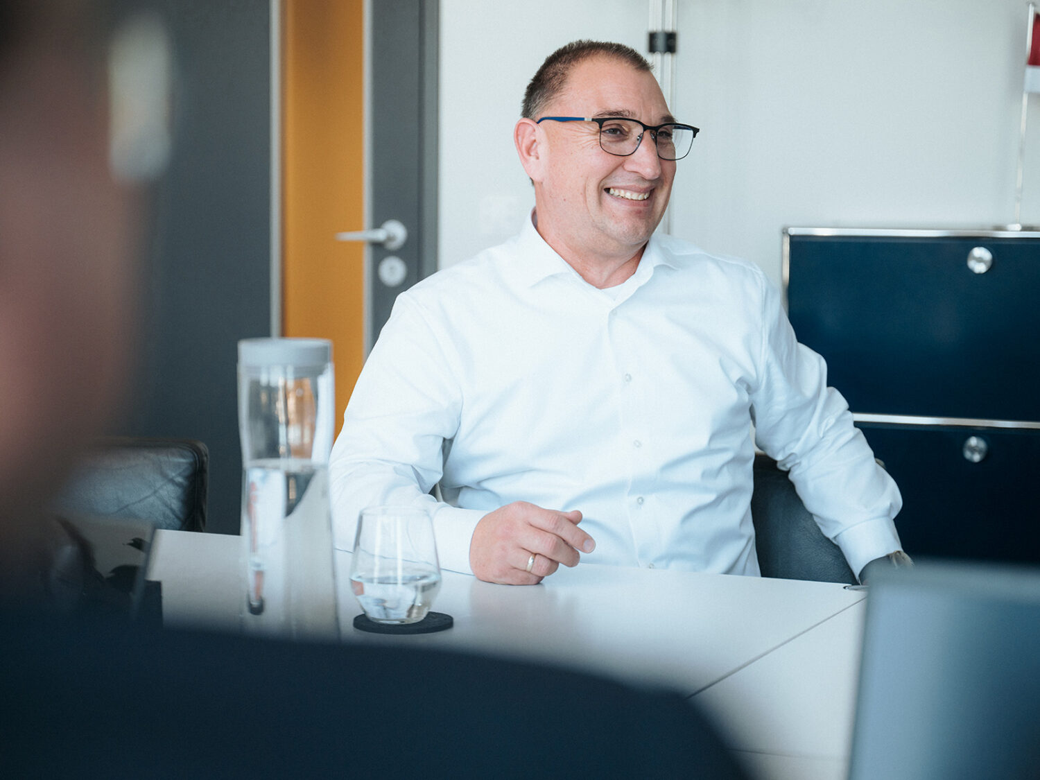 Mitarbeiter lachend im Meeting